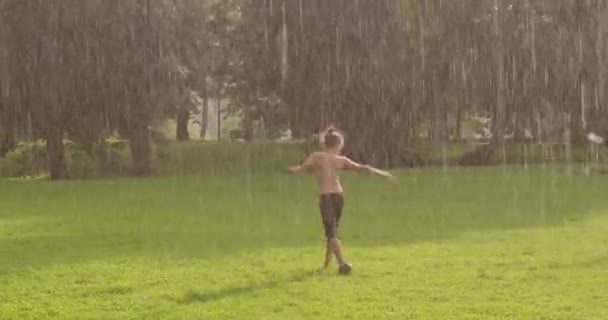 Jungen Genießen Das Leben Und Den Sommer Regen Bewegen Sich — Stockvideo