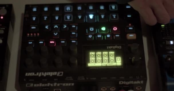 サウンドチャンネルコントロールパネルの点滅ライト コントローラによる制御のライト名称 パーティーのための機器の準備 Nurnberg More 2022 — ストック動画