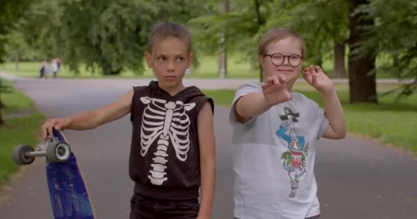 Arkadaşlarla Buluşacağız Oğlan Elinde Kaykayı Döndürüyor Sendromlu Çocuk Arkadaşına Beş — Stok video