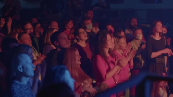 Аудиторія Аплодує Темному Залі Після Виступу Артиста Висловлювати Схвалення Особливо — стокове відео