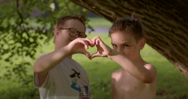 Bambini Mostrano Simbolo Del Cuore Bambini Felici Che Abbracciano Amicizia — Video Stock