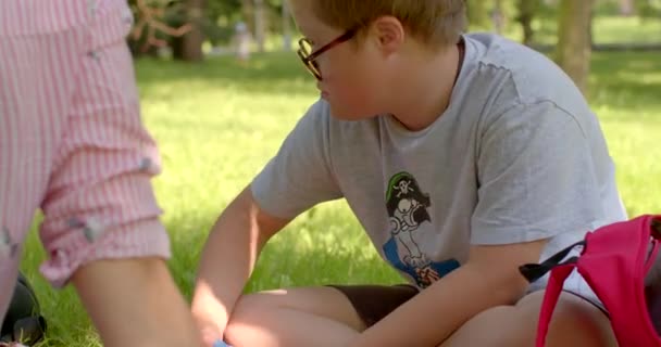 Egy Szemüveges Fiú Körülnéz Megvizsgálják Gyerekek Biztonsági Területének Ellenőrzését Zöld — Stock videók