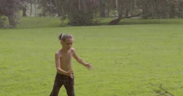 Rapaz Desfrutar Vida Verão Chuva Move Ativamente Diverte Parque Cidade — Vídeo de Stock