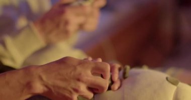 Oyuncuların yakın plan çekimleri video oyunu kumandası kullanır. Bir arkadaş eli düğmelere basmaya yardımcı olur. Yönetimin sonucunu yansıtıyor. Parmaklarınla düğmelere basmak hızlı ve karmaşıktır..