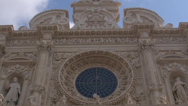 市内の歴史地区にある古い建物のファサード 石の彫刻 ステンドグラス 芸術作品 高いドア プーリア レッチェ 2021 — ストック動画