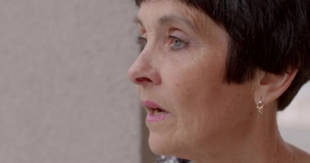 Portret Van Een Oude Vrouw Dialoog Praat Concentreert Zich Gesprekspartner — Stockvideo