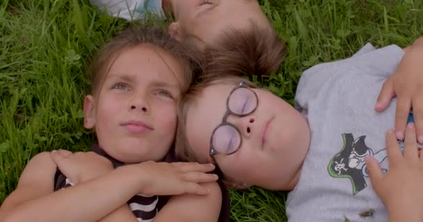Dětské Tváře Leží Trávě Portrét Přátel Mluví Vyměňují Emoce Brýle — Stock video