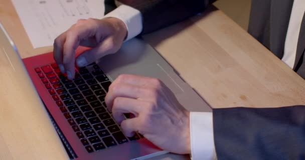 Крупным Планом Человек Руки Печатает Текст Клавиатуре Ноутбука Пишет Мейл — стоковое видео
