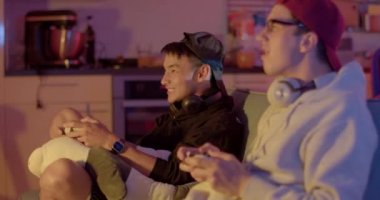 Boş zaman aktiviteleri eğlencelidir. Video oyununda arkadaşlarla duygusal bir oyun. Adam kaybediyor. Bir arkadaşım onu işaret ediyor. Karşıt Tepki Akşam Odası. 