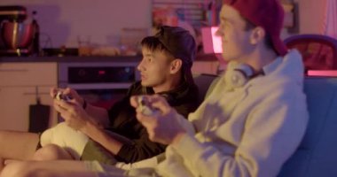 Bir arkadaşla vakit geçirmek. Oyun oynuyorlar, oyunu bitiriyorlar. Arkadaşça bir jest ritüeli yapıyorlar. Canlı duygular. Akşam odası..