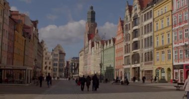 Nüfus ve turistler Avrupa kentinin eski kısmının mimarisine hayran. Bahar güneşinin altında eski binalar. Avrupa 'nın kültürel mirası. PL, Wroclaw, Bujwida, 18.2.22.