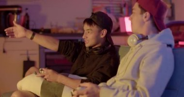 Odadaki çocuklar tarafından oynanan oyunların duygusal tartışması. Bir şeyi kanıtlamak için jestler yaparlar. Bir adam üzgündü, ikincisi sevindi, ruh halinin tam tersi..