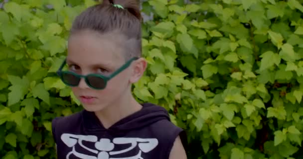 Adolescent Joyeux Fait Des Mouvements Danse Touche Ses Lunettes Avec — Video