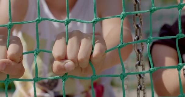 Mãos Dos Adolescentes Seguram Grade Cerca Área Com Mãos Restrição — Vídeo de Stock