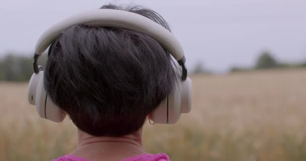 Zblízka Hlava Ženy Medituje Přírodě Bílých Sluchátkách Bez Tváře Zdravý — Stock video