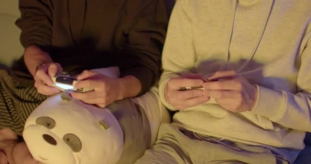 Közelkép Játékosok Kezét Vezérlők Nyomkodják Gombokat Irányítják Karaktereket Emberi Kéz — Stock videók
