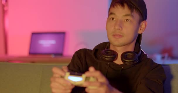 Oyundaki Insani Duygular Gözler Yerinde Kaptan Vizörü Video Oyun Kontrolörünü — Stok video