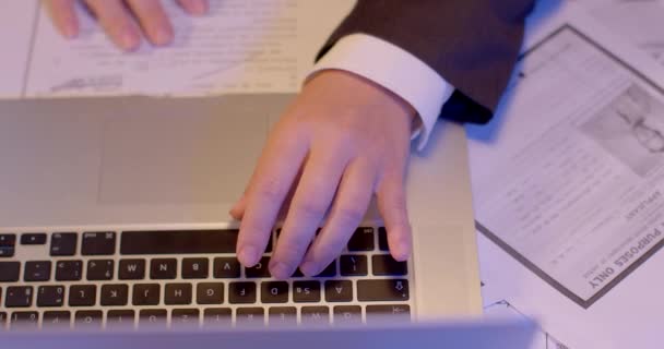 Arbetstagarna Använder Laptoptangentbordet Bordet Skriv Ett Meddelande Tryck Knapparna För — Stockvideo