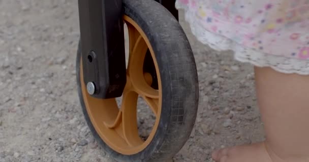 小さな子供番号のための自転車ハンドルバー5塗装カウンター 子供は手でホイールとステアリングホイールに触れます 車輪の輸送との最初の知人 Kladno Polska — ストック動画