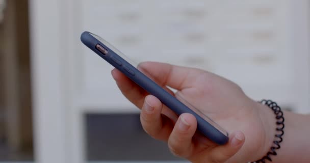 Close Uma Mão Usando Telefone Pergaminhos Dos Dedos Tela Gerenciamento — Vídeo de Stock
