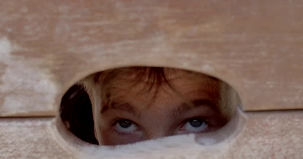 Gli Occhi Adolescente Guardano Fuori Buco Nel Nascondiglio Paura Guardando — Video Stock