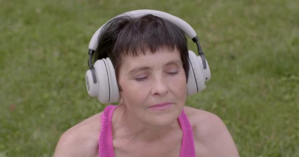 Szczęśliwa Wysportowana Kobieta Medytuje Muzycznym Relaksem Korzyści Medytacji Dla Osób — Wideo stockowe