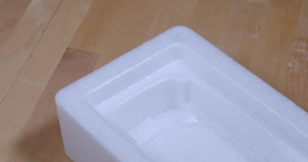 Styrofoam Box För Transport Gods Rasten För Att Placera Ett — Stockvideo