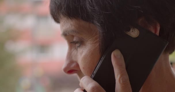 Wanita Berbicara Dengan Psikoterapisnya Telepon Cemas Kecemasan Pada Orang Tua — Stok Video