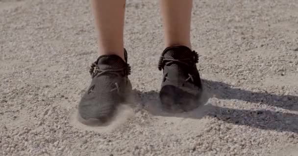Fußbewegung Schwarzen Turnschuhen Auf Dem Staubigen Untergrund Des Spielplatzes Wärmt — Stockvideo
