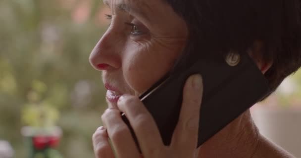 Una Donna Anziana Usa Telefono All Orecchio Parla Verbalmente Verbalmente — Video Stock