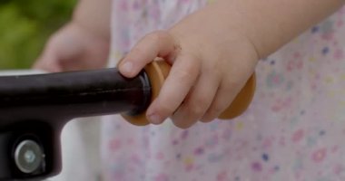 Childs 'ın eli bisikletin sapını tutuyor. Yolculuktan önce direksiyonu tutuyor. Dokunsal duygular, dünyayla yakınlık. Yakın plan..