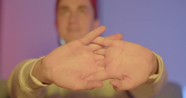 Egy Férfi Felmelegíti Ujjait Kezét Egy Videojáték Előtt Húzza Tenyerét — Stock videók