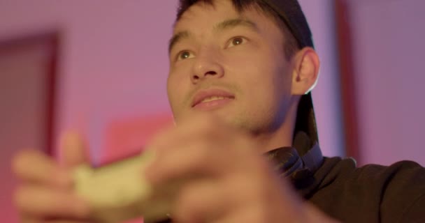 Seorang Pria Korea Menggunakan Kontroler Video Game Dia Mengontrol Karakter — Stok Video