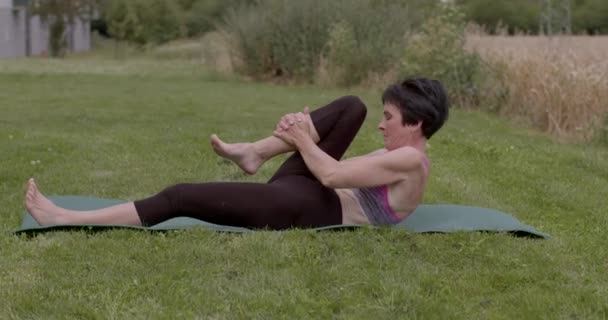 Senior Kvinna Gör Utomhus Träning Grönt Gräs Yoga Kan Inte — Stockvideo