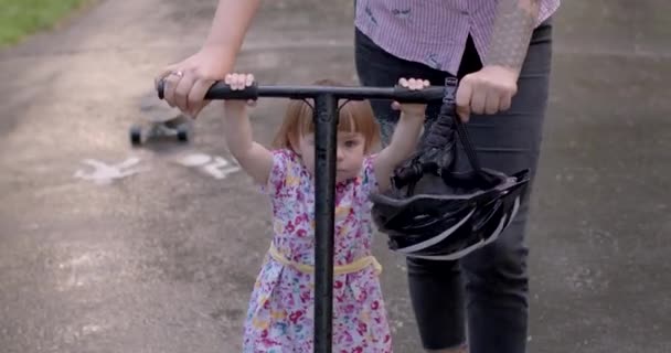 Menina Aprendendo Passeio Scooter Mãe Ajuda Movimento Com Mãos Ela — Vídeo de Stock