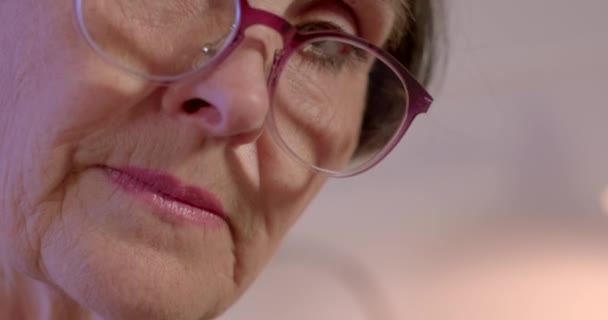 Retrato Uma Mulher Anos Com Óculos Problemas Oculares Comuns Relacionados — Vídeo de Stock
