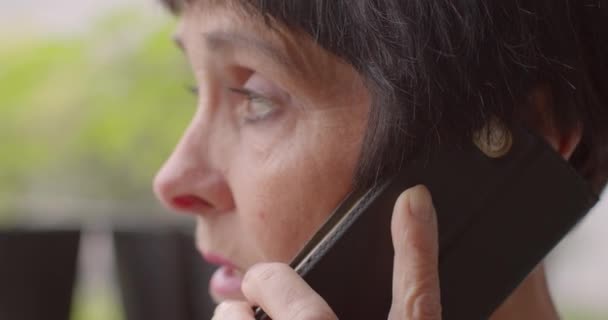 Vrouw Aan Telefoon Praat Angstig Close Angst Bij Oudere Volwassenen — Stockvideo