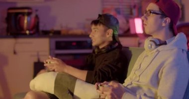 Bir arkadaşla vakit geçirmek. Oyun oynuyorlar, oyunu bitiriyorlar. Arkadaşça bir jest ritüeli yapıyorlar. Canlı duygular. Oyunun duygusal sonu. Akşam, odada..