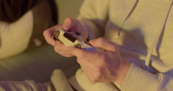 Close Pemutar Video Game Dia Melepas Kacamata Memegang Kontroler Tangannya — Stok Video