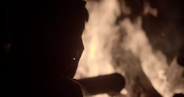 Silhouet Van Een Jongen Een Achtergrond Van Een Brandend Vuur — Stockvideo