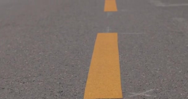 아스팔트 길에서 노랗게 갈라지는 점선은 곡선으로 변합니다 꼬불꼬불 한도로 — 비디오