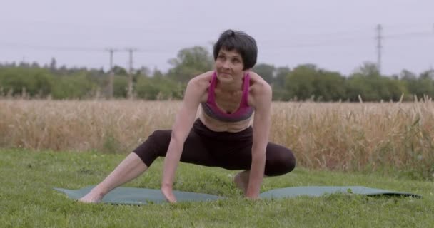 Sportowa Starsza Kobieta Robi Trening Fizyczny Odzyskiwania Masy Ciała Nowotworze — Wideo stockowe