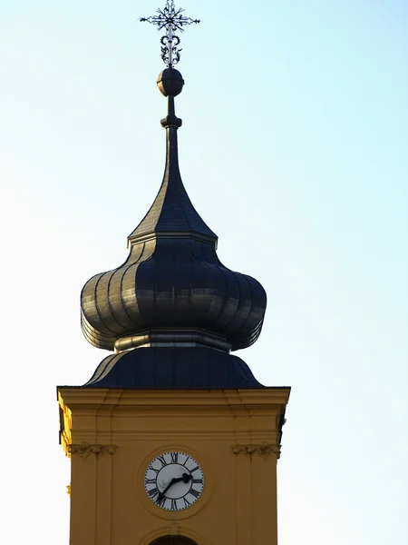 Hodiny na věži kostela — Stock fotografie