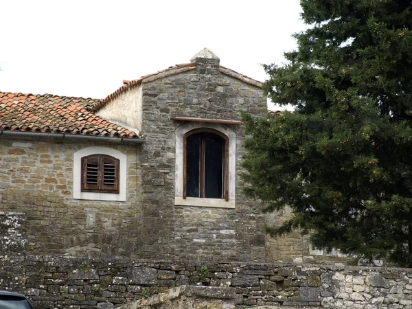 Starý středozemí kamenný dům na Istrii — Stock fotografie