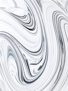 Sıvı akrilik boyalı siyah beyaz soyutlama. Yumuşak çizgiler ve lekeler.