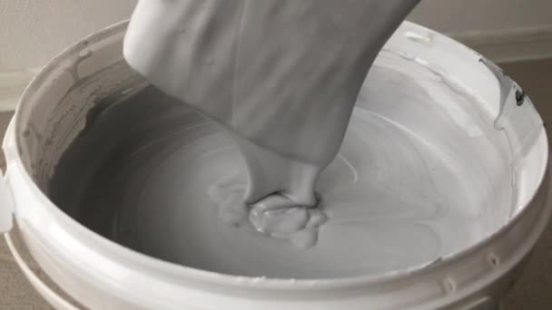 Tinting. Mixing acrylic white paint for walls, preparation for painting. — Stock video