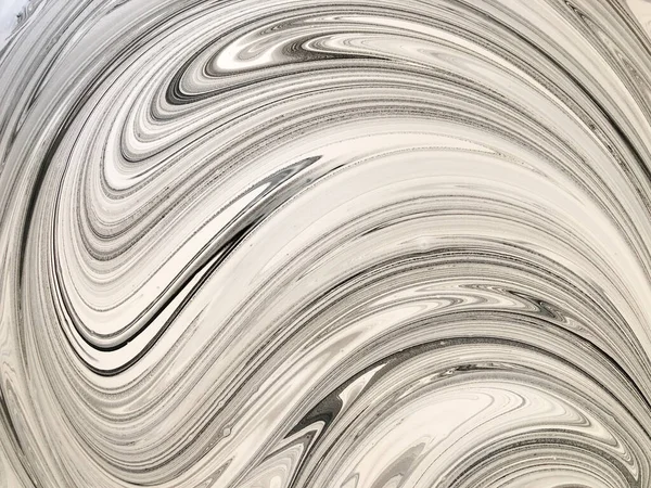Schwarz-weiße Abstraktion mit flüssiger Acrylfarbe. Glatte Linien und Flecken. — Stockfoto