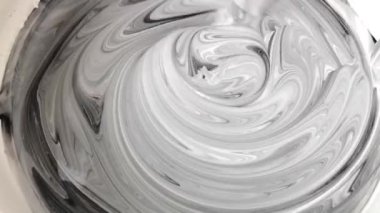 Boyama. Duvarlar için akrilik beyaz boya karıştırma, resim hazırlığı.