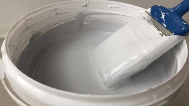 Tinting. Mixing acrylic white paint for walls, preparation for painting. — Wideo stockowe
