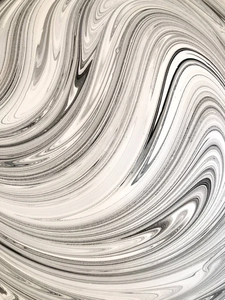 Schwarz-weiße Abstraktion mit flüssiger Acrylfarbe. Glatte Linien und Flecken. — Stockfoto